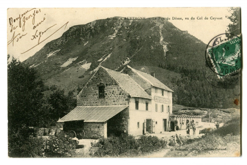 Carte postale ancienne Puy-de-Dôme Le Puy-de-Dôme vu du Col de Ceyssat animé à Ceyssat