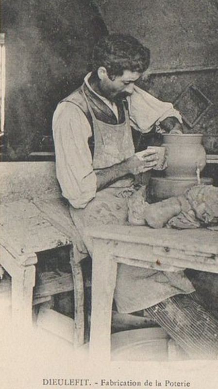 Carte postale ancienne Dieulefit Potier sur son tour