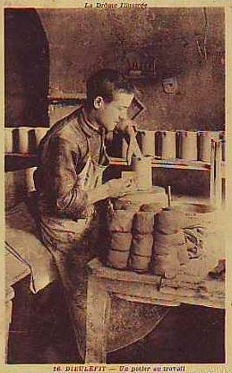 Carte postale ancienne Dieulefit Potier tournant un pot