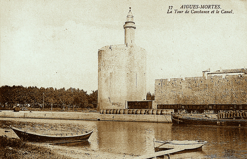 Carte postale ancienne Aigues-Mortes Le port et la Tour de Constance
