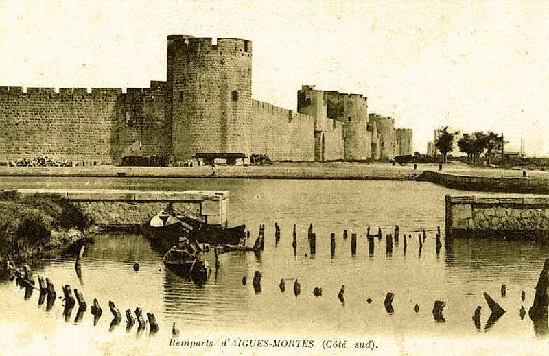 Carte postale ancienne Aigues-Mortes Remparts 1910