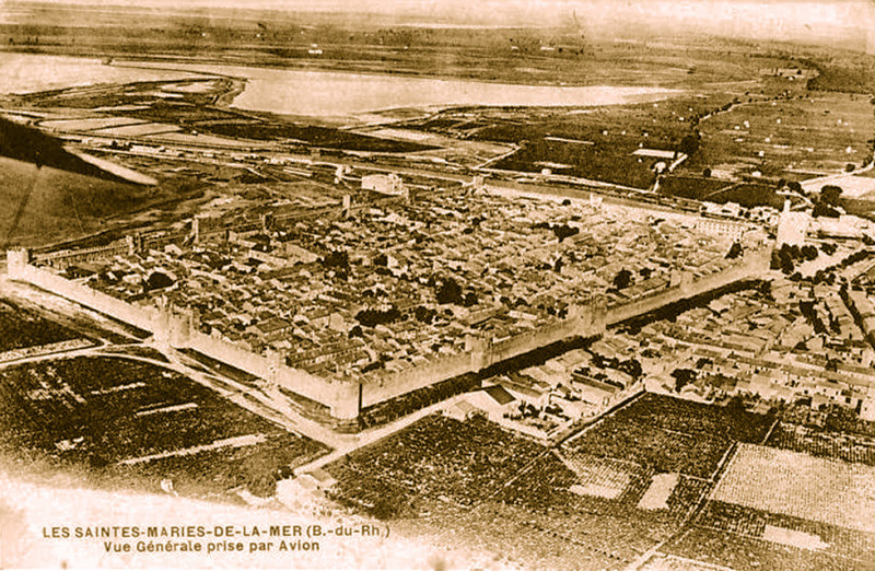 Carte postale ancienne Aigues-Mortes vue aerienne