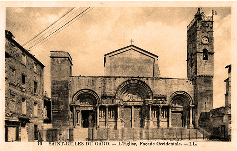 Carte postale ancienne Saint-Gilles-du-Gard façade de l'églse