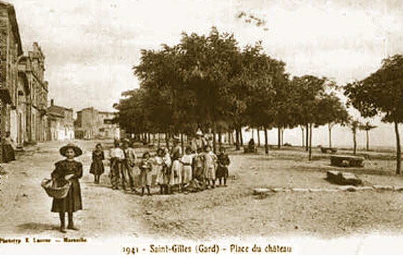 Carte postale ancienne Saint-Gilles-du-Gard Place du Château
