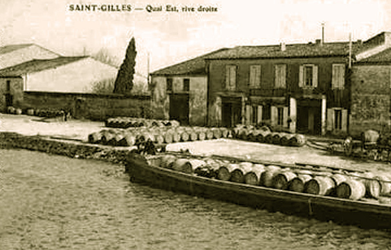 Carte postale ancienne Saint-Gilles-du-Gard Quai Est Rive Droite