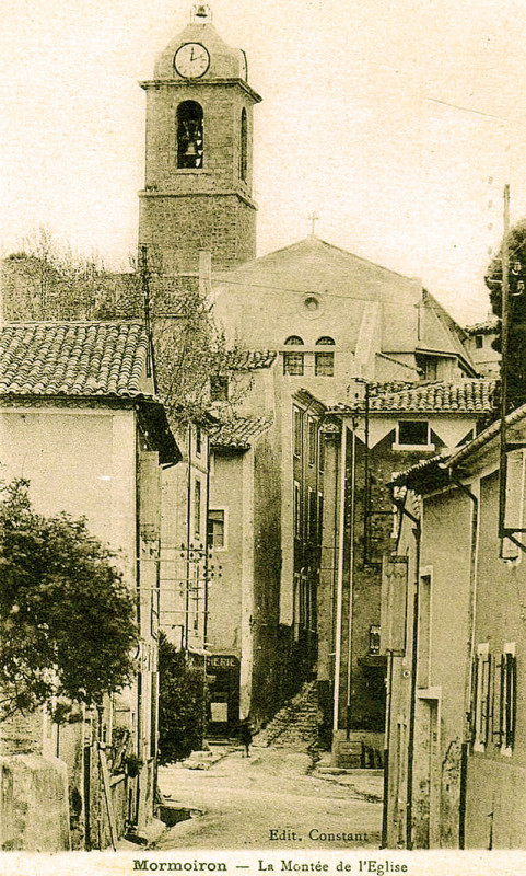 Carte postale ancienne Montée de l'église de Mormoirron