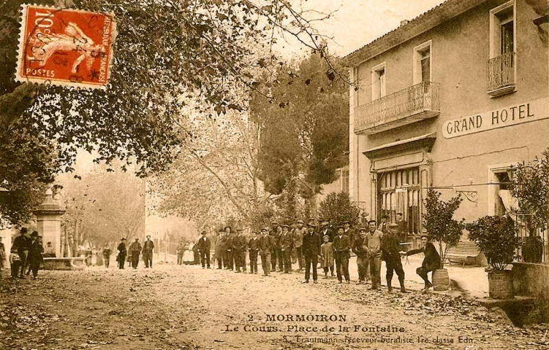 Carte postale ancienne Mormoiron Cours et place de la Fontaine