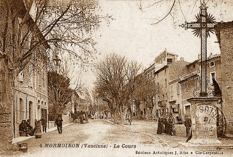 Carte postale ancienne Mormoiron le Calvaire et le Cours