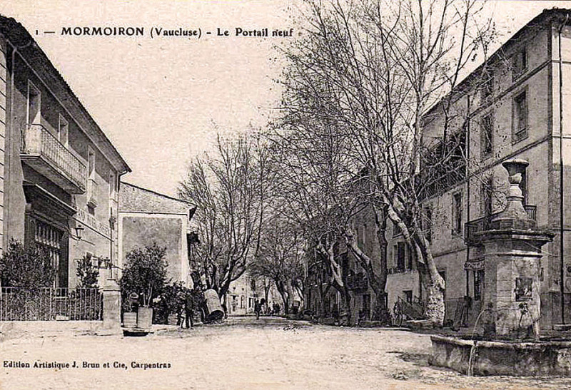 Carte postale ancienne Mormoiron Le Portail Neuf