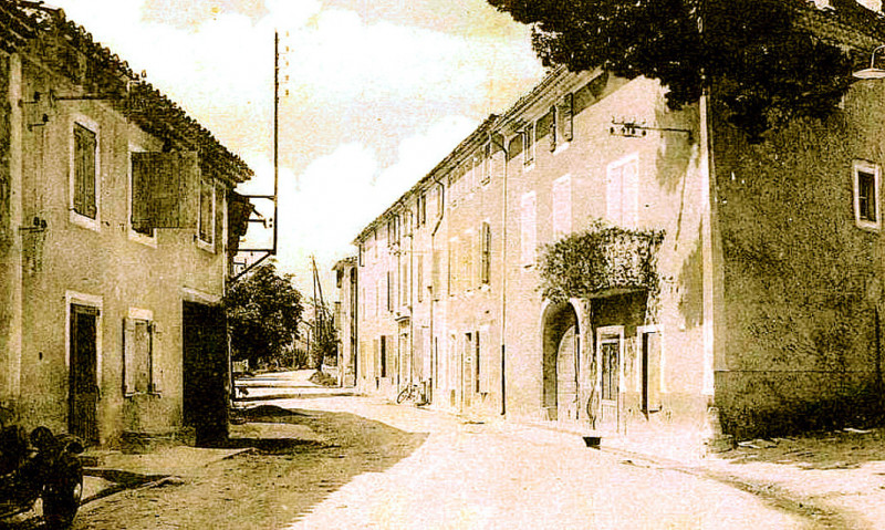 Carte postale ancienne Mormoiron Quartier de la Gendarmerie