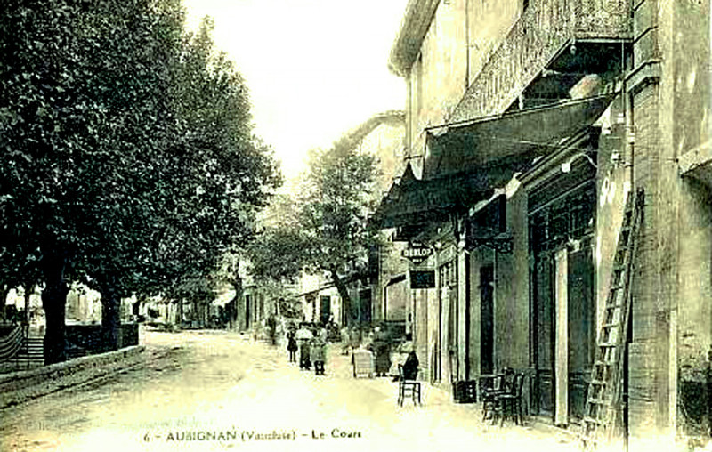 Carte postale ancienne Aubignan le Cours et ses commerces