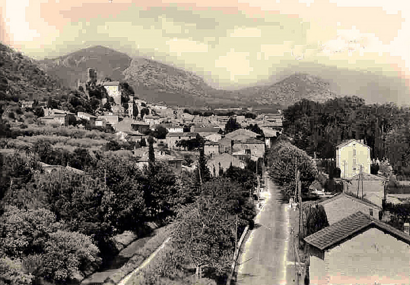 Carte postale ancienne Beaumes entrée du village