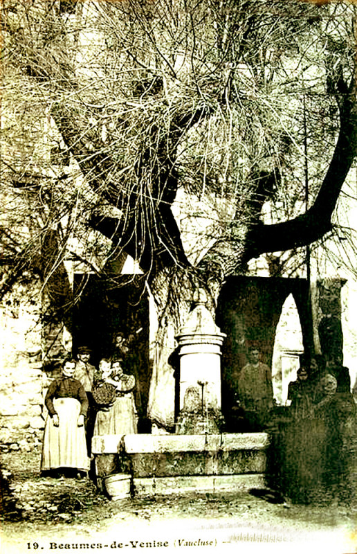 Carte postale ancienne Beaumes fontaine de la place
