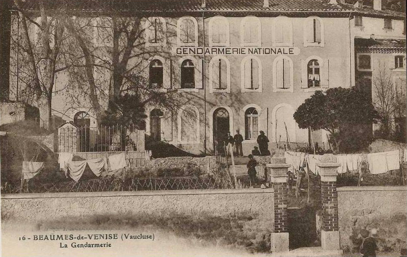 Carte postale ancienne Beaumes Gendarmerie