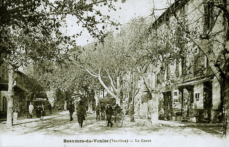 Carte postale ancienne Beaumes Le cours et son épicerie