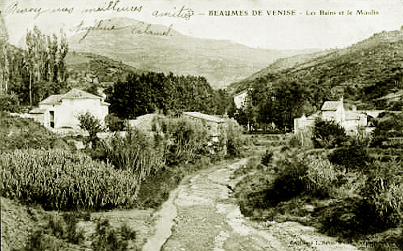 Carte postale ancienne Beaumes Moulin et les bains