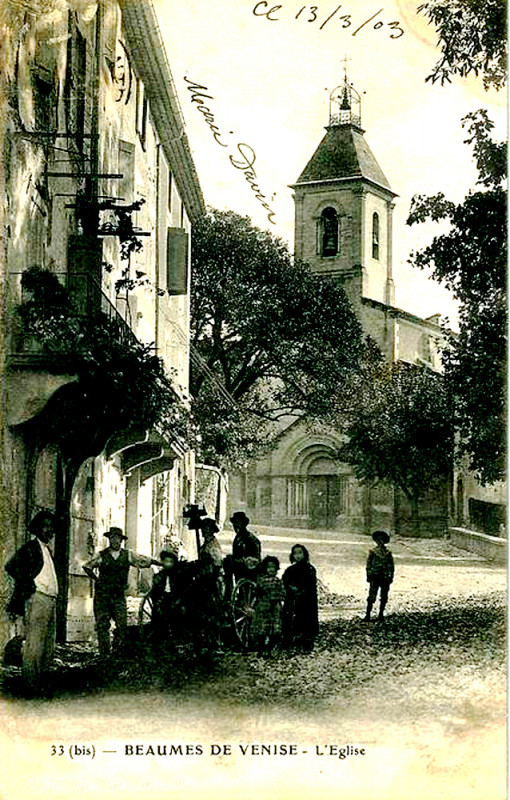 Carte postale ancienne Beaumes Place de l'église en 1903