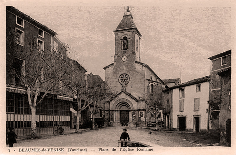 Carte postale ancienne Beaumes Place de l'église en 1930