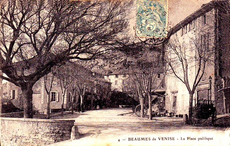 Carte postale ancienne Beaumes place publique