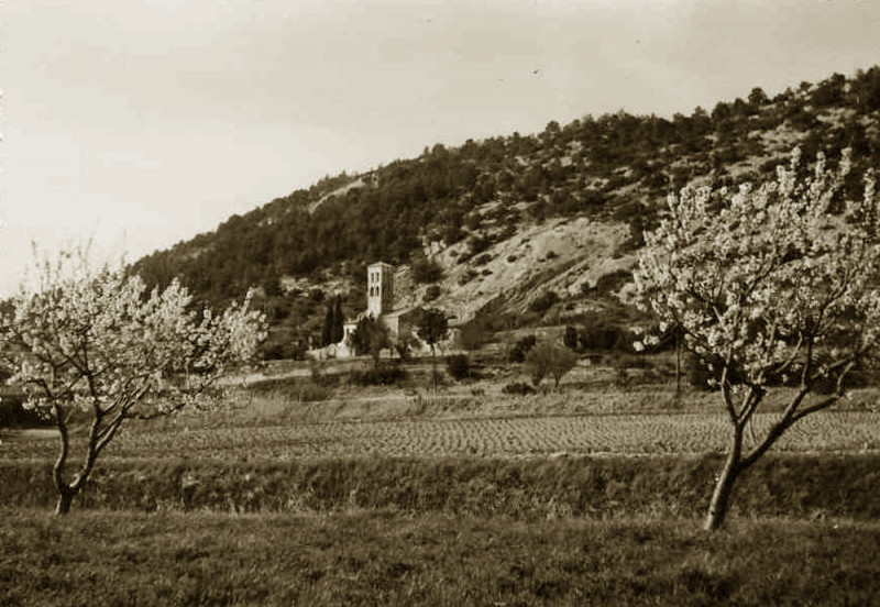 Carte postale ancienne Beaumes Vignes et cerisiers devant Nd d'Aubune