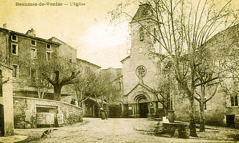 Carte postale ancienne Beaumes-de-Venise église et place