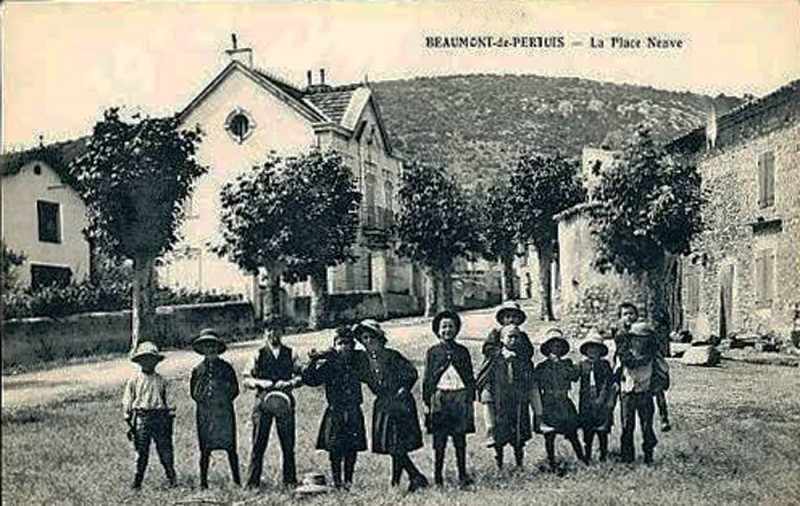 Carte postale ancienne Beaumont-de-Pertuis place neuve