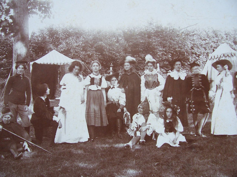 Carte postale ancienne La troupe d'une heure au chateau d'etupes
