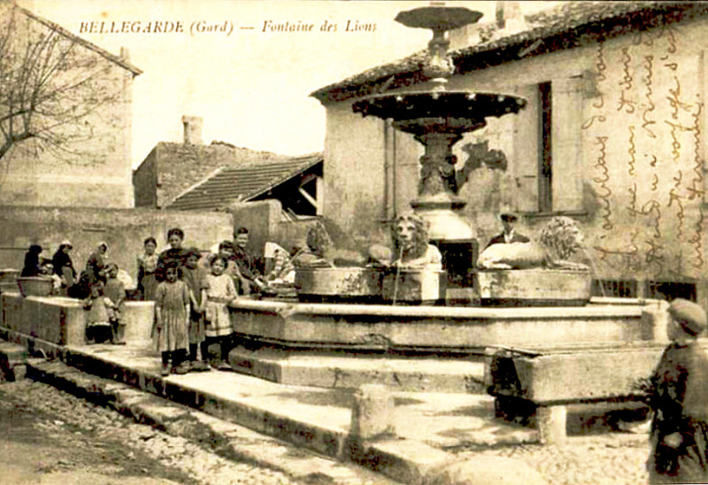 Carte postale ancienne Bellegarde Fontaine des Lions