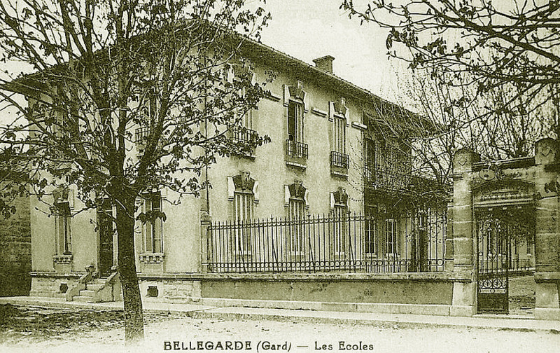 Carte postale ancienne Bellegarde Les écoles