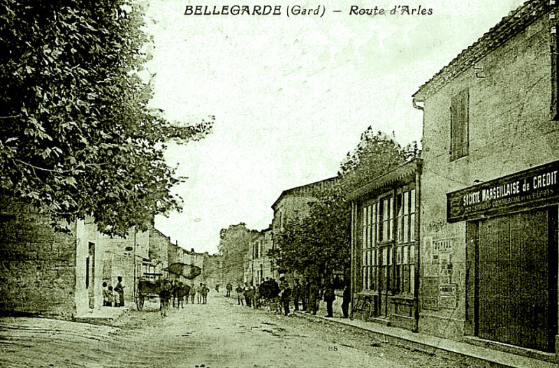 Carte postale ancienne Bellegarde Route d'Arles