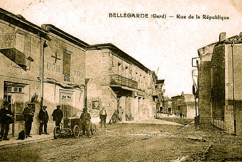 Carte postale ancienne Bellegarde rue de la République