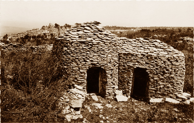 Carte postale ancienne Bonnieux bories accolées plateau des Claparèdes