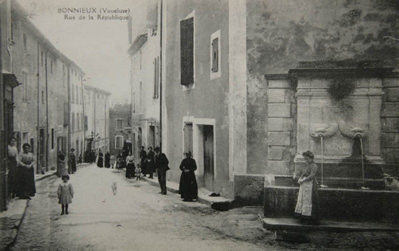 Carte postale ancienne Bonnieux rue de la République