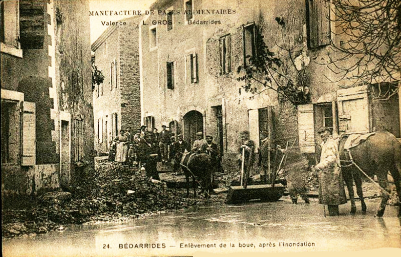 Carte postale ancienne Bédarrides 1907 enlèvement de la boue