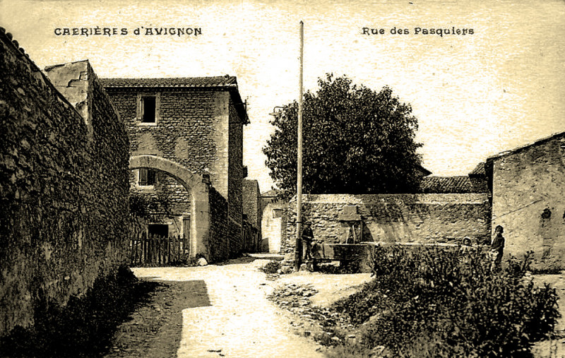 Carte postale ancienne Cabrières d'Avignon rue des Pasquiers