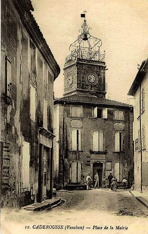 Carte postale ancienne Caderousse place de la Mairie
