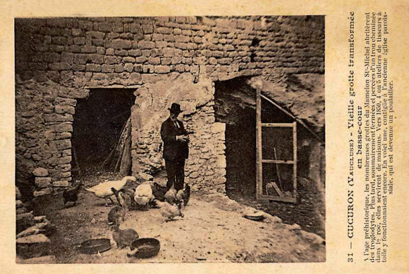 Carte postale ancienne Cucuron grotte devenue poulailler