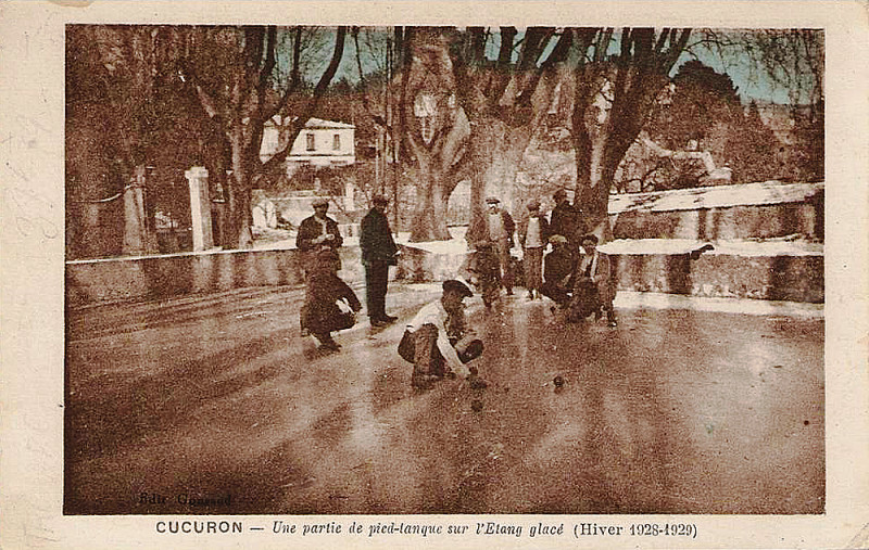 Carte postale ancienne Cucuron Pétanque sur l'étang glacé