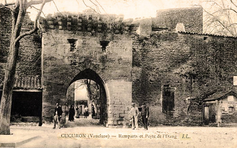 Carte postale ancienne Cucuron Remparts et Porte de l'étang