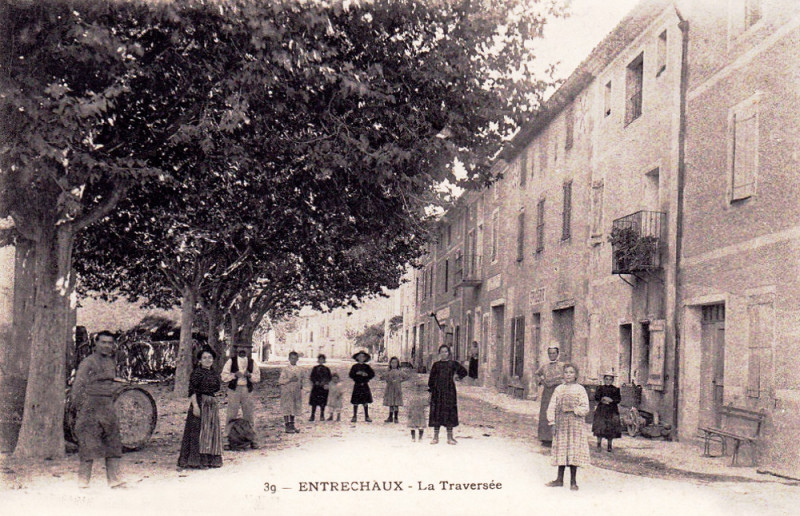 Carte postale ancienne Entrechaux traversée du village