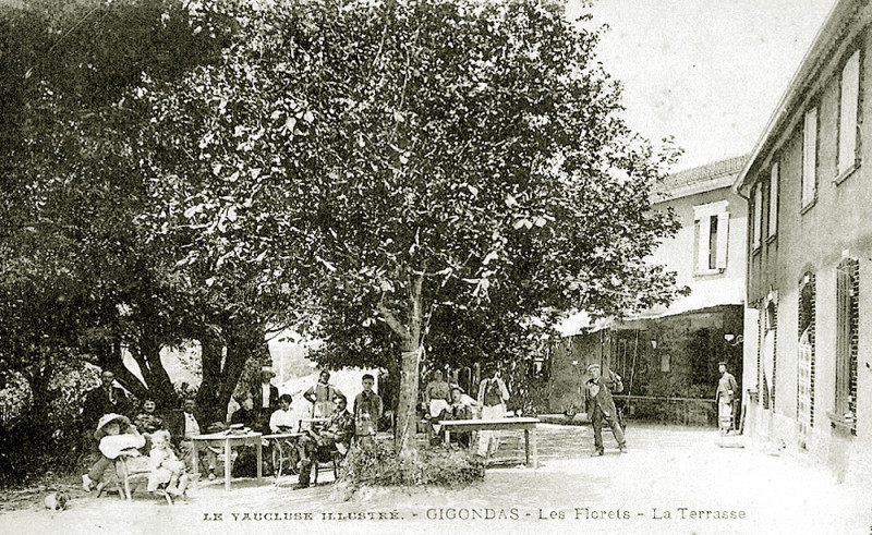 Carte postale ancienne Gigondas Terrasse du restaurant Les Florets