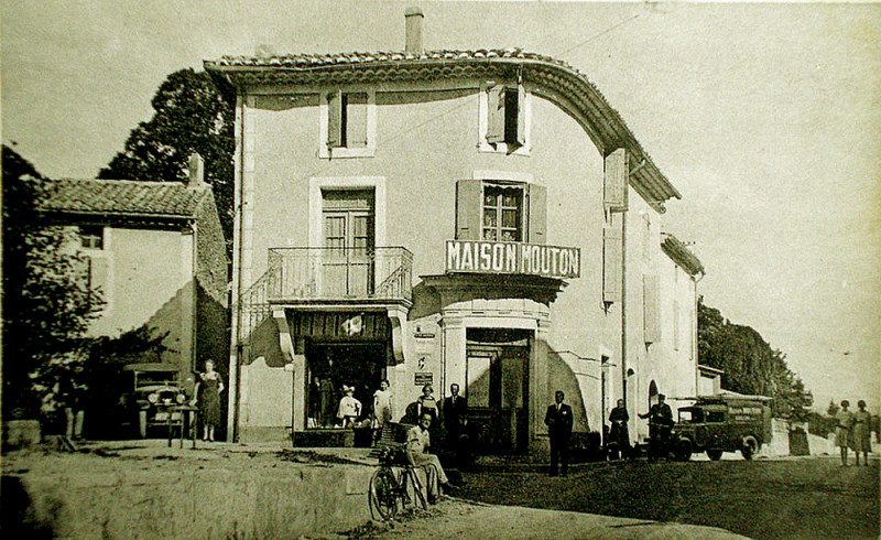 Carte postale ancienne Grillon entrée du village et ses commerces