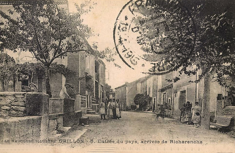 Carte postale ancienne Grillon entrée du village
