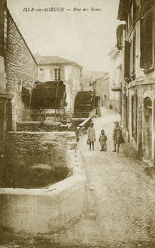 Carte postale ancienne Isle sur la Sorgue rue des Roues