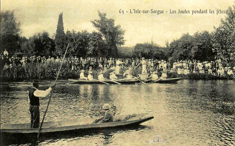 Carte postale ancienne L'Isle-sur-la Sorgue Les joutes pendant la fête votive