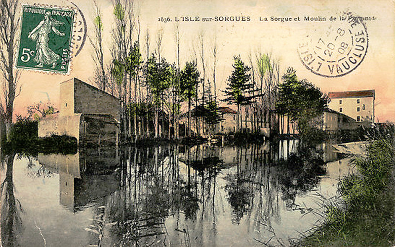 Carte postale ancienne L'Isle-sur-la-Sorgue La Sorgue et le moulin de la Pyramide
