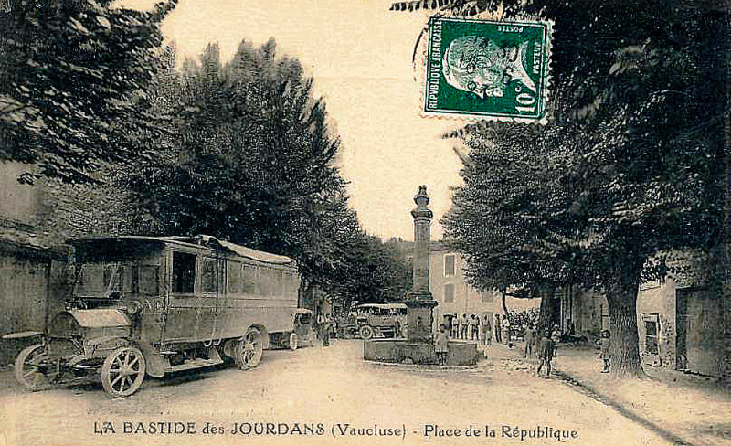 Carte postale ancienne La Bastide-des-Jourdans Place de la République
