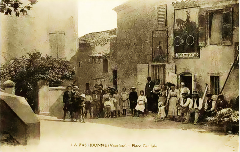 Carte postale ancienne La Bastidonne Place centrale