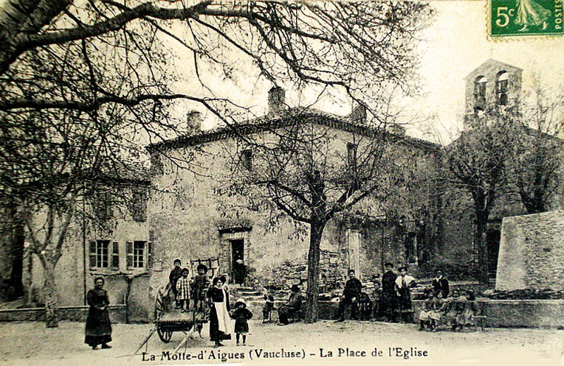 Carte postale ancienne La Motte-d'Aigues place de l'église