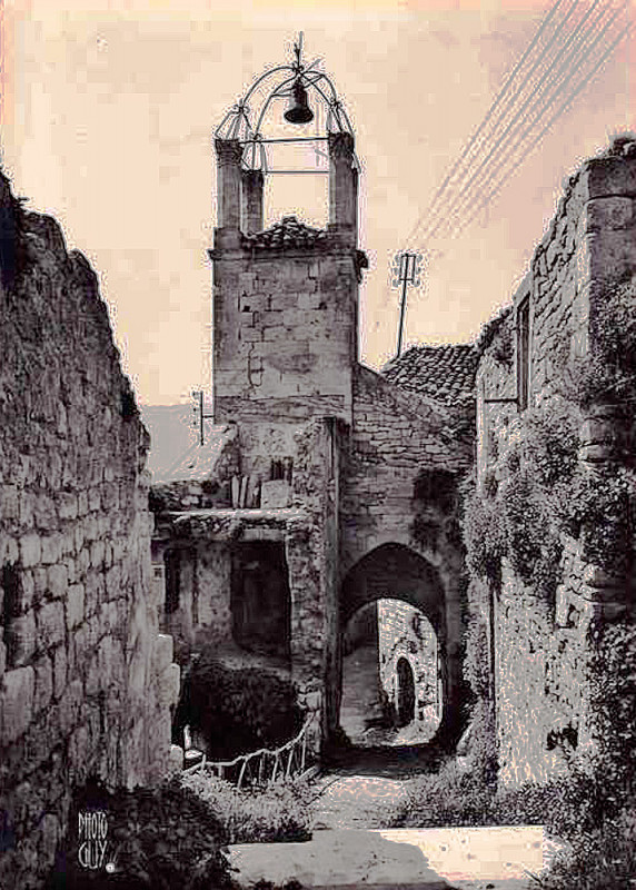 Carte postale ancienne Lacoste Horloge et montée du château